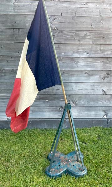 Brocante oude smeedijzeren parasolvoet beschikbaar voor biedingen
