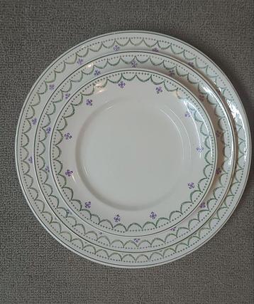 Aantal delen van violetta servies van longwy beschikbaar voor biedingen