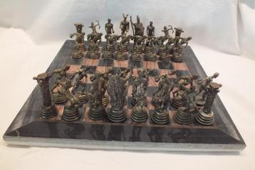 Schaakbord met bronzen stukken. beschikbaar voor biedingen