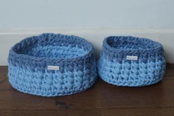 Setje van twee blauwe mandjes, babykamer, badkamer beschikbaar voor biedingen