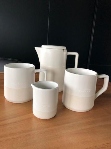 Starbucks Teavana theepot, mokken en kannetje.  beschikbaar voor biedingen