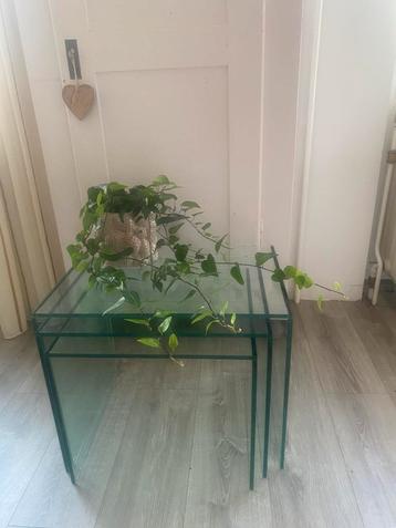 Vintage nesting tafeltjes van glas beschikbaar voor biedingen
