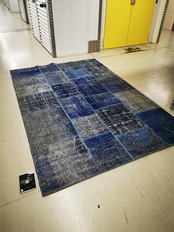Blauw patchwork vloerkleed – ideaal voor atelier of decor beschikbaar voor biedingen