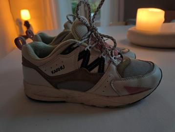 Prachtige Karhu sneakers maat 39 beschikbaar voor biedingen