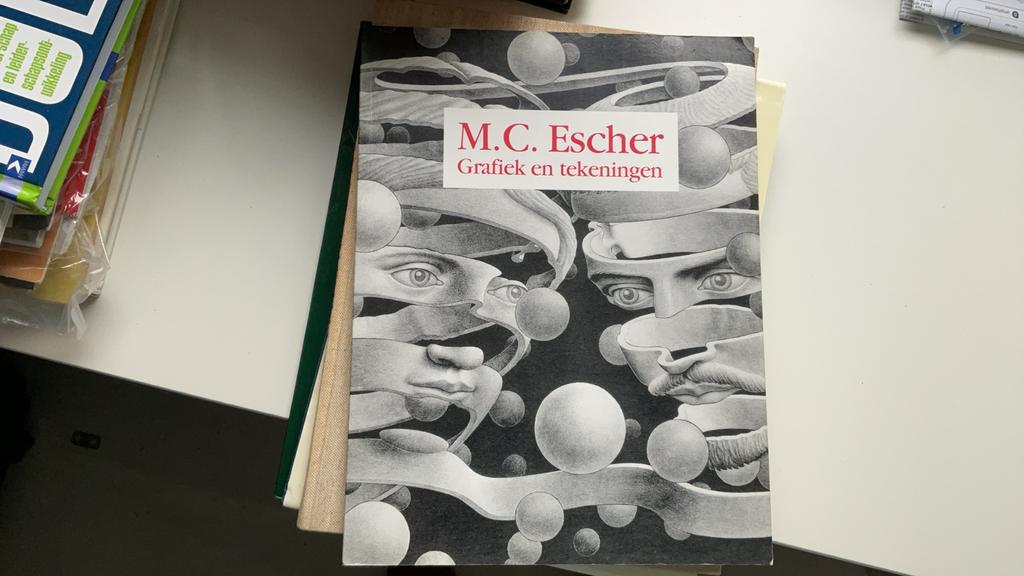 M.C. Escher - Grafiek en Tekeningen, Ophalen of Verzenden, Zo goed als nieuw, Grafische vormgeving