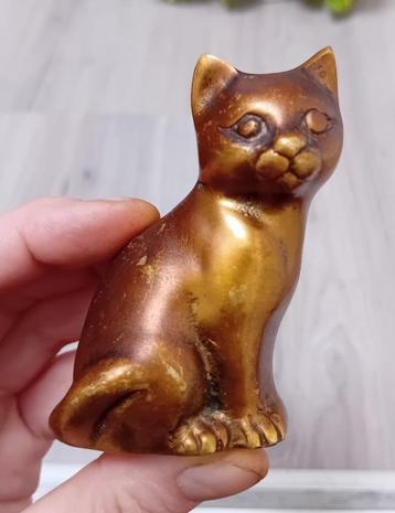 messing beeldje van een zittende kat beschikbaar voor biedingen
