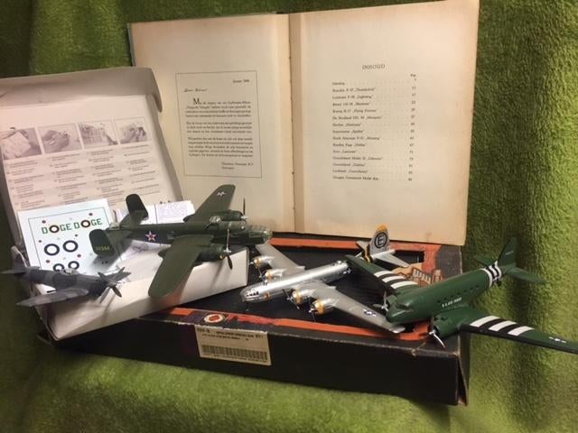 Boek vliegende vleugels ww2 met models, Verzamelen, Militaria | Tweede Wereldoorlog, Ophalen of Verzenden, Luchtmacht, Engeland