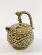 Chinese vintage celadon theepot met draak of Foo dog. China, Ophalen of Verzenden