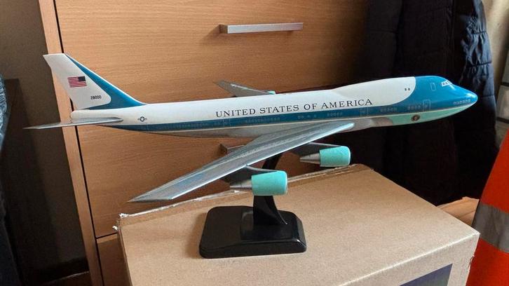 Schaalmodel US Air Force One Boeing 747-200 Hogan 1:200, Verzamelen, Luchtvaart en Vliegtuigspotten, Zo goed als nieuw, Schaalmodel