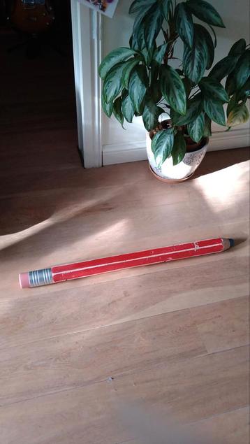 Groot houten potlood ter decoratie of surprise beschikbaar voor biedingen