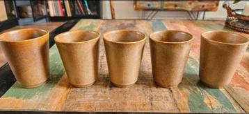 5 geglazuurde aardewerk koffiemokjes/ koffiekopjes beschikbaar voor biedingen