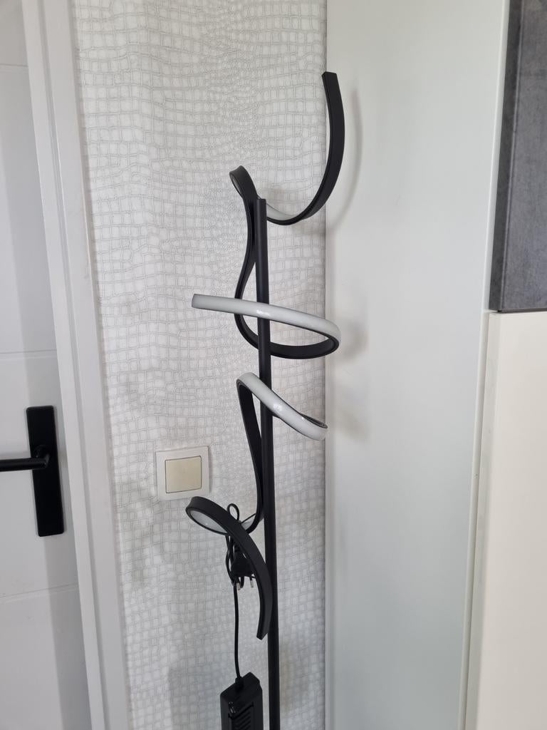 Moderne Zwarte LED Vloerlamp met Krul - Dimbaar, Ophalen of Verzenden, Zo goed als nieuw, Modern, 150 tot 200 cm