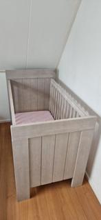 Ledikantje grijs en commode wit, Gebruikt, 50 tot 70 cm, Ophalen of Verzenden, 100 cm of meer