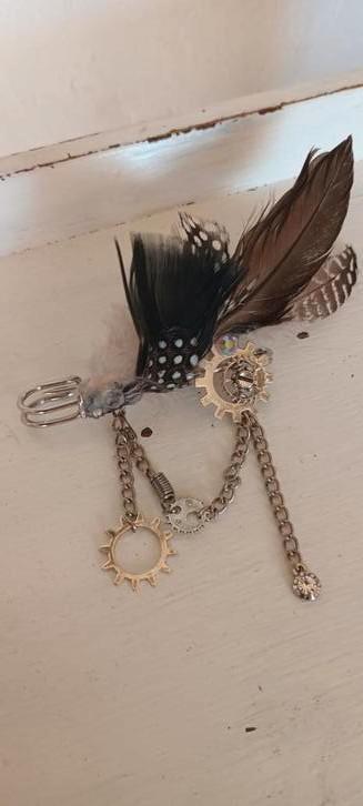 Steampunk Broche met tandwielen veren en grote speld zilver, Sieraden, Tassen en Uiterlijk, Broches, Nieuw, Overige materialen