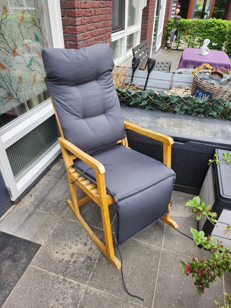 Houten schommelstoel verven in 2 kleuren