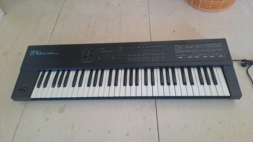 Roland D-10 Synthesizer inclusief manuals (NL/EN), Muziek en Instrumenten, Synthesizers, Ophalen, Roland, Met midi-aansluiting