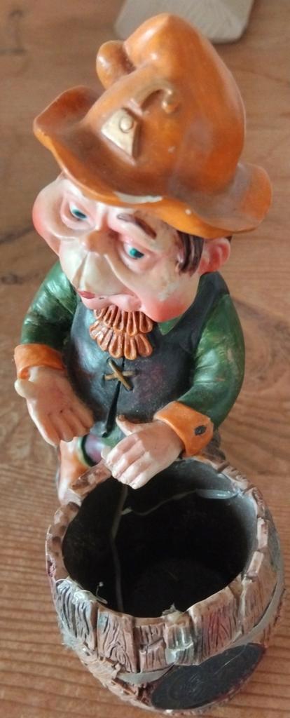 Vintage kabouter met vat - decoratief beeldje, Verzamelen, Beelden en Beeldjes, Ophalen
