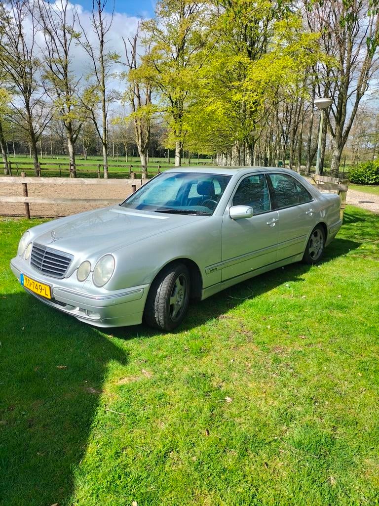 Mercedes-Benz E-Klasse 2.6 E240 Lpg g3 AUT 2001 Grijs, Auto's, Mercedes-Benz, Automaat, 2597 cc, 1560 kg, Particulier