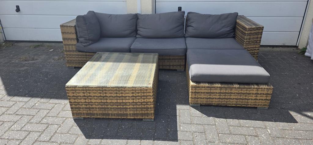 Loungeset met kussens en tafel kan bezord worden!!!, Ophalen, Zo goed als nieuw, Wicker, Hocker