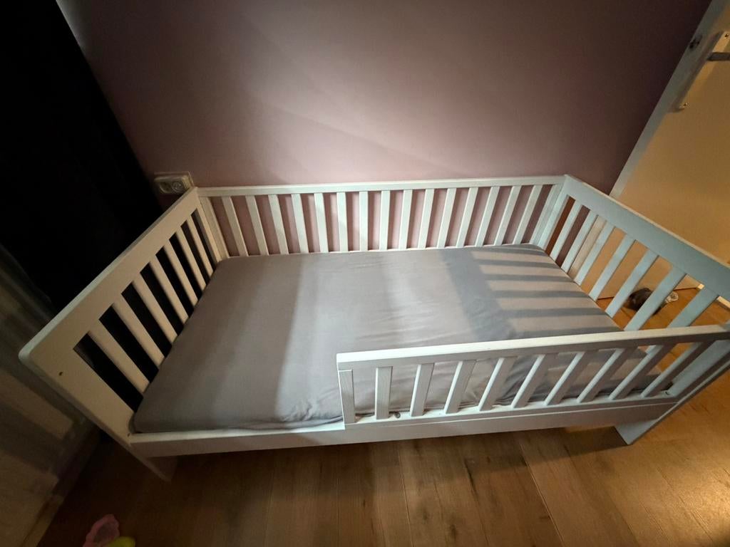 Peuterbed van petite Amélie, Kinderen en Baby's, Kinderkamer | Bedden, Ophalen, Zo goed als nieuw, 140 tot 160 cm, 70 tot 85 cm