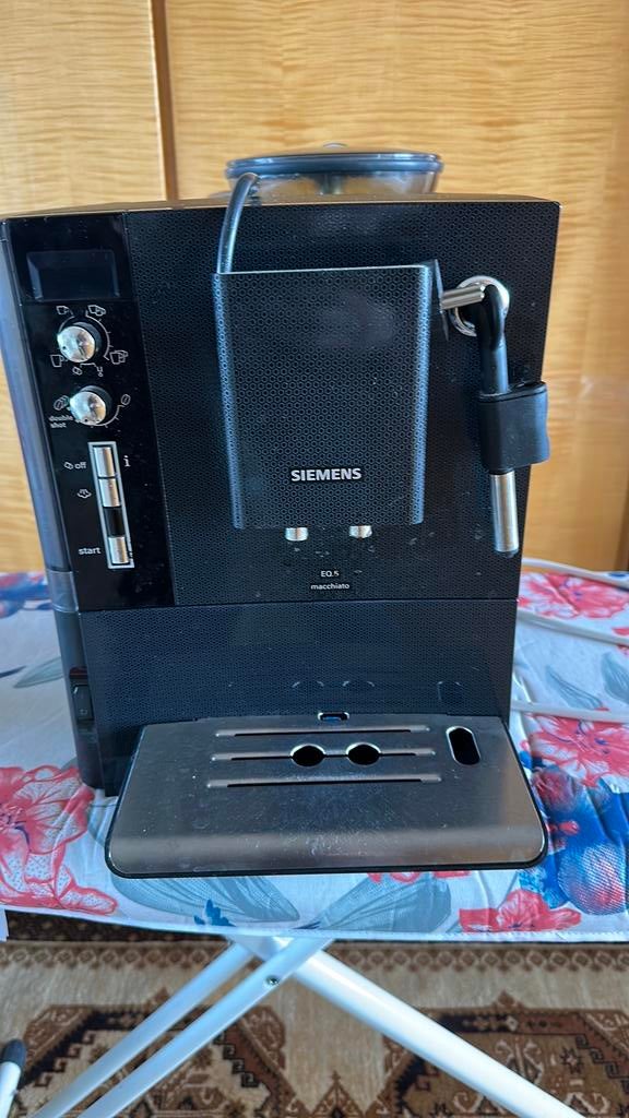 Siemens EQ.5 macciato bonenmachine voor onderdelen, Witgoed en Apparatuur, Koffiemachine, Niet werkend, 4 tot 10 kopjes, Afneembaar waterreservoir