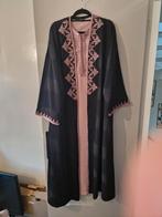 Zwarte abaya met roze borduursel en roze onderjurk, Kleding | Dames, Jurken, Ophalen of Verzenden