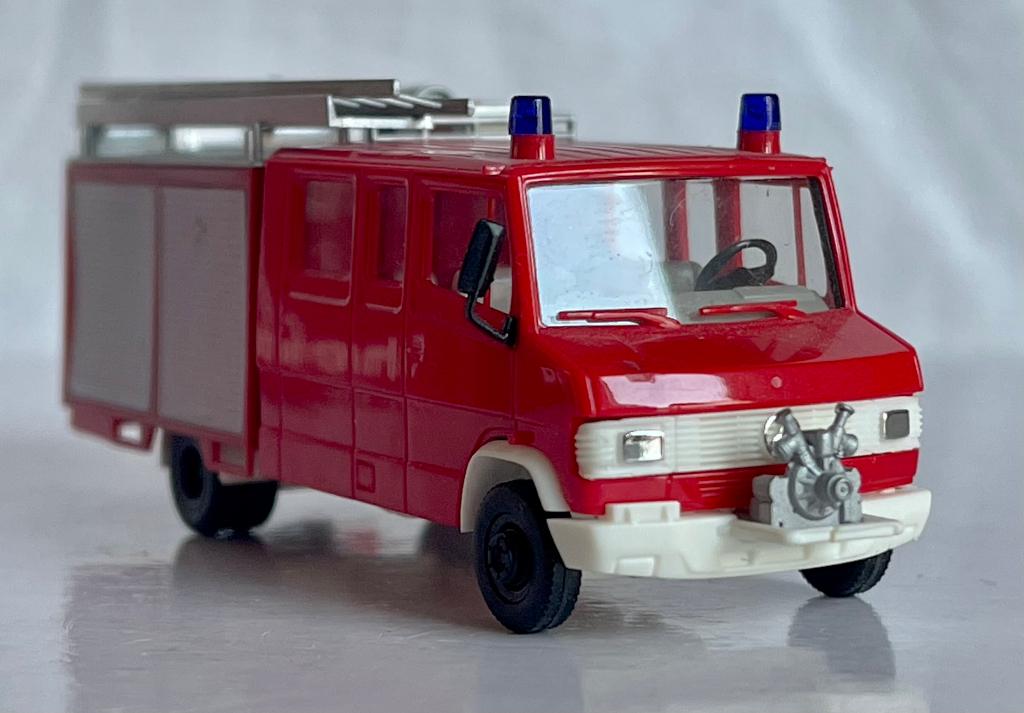 Herpa 4106: Mercedes-Benz T2 brandweer, Hobby en Vrije tijd, Modelauto's | 1:87, Ophalen of Verzenden, Gebruikt, Bus of Vrachtwagen