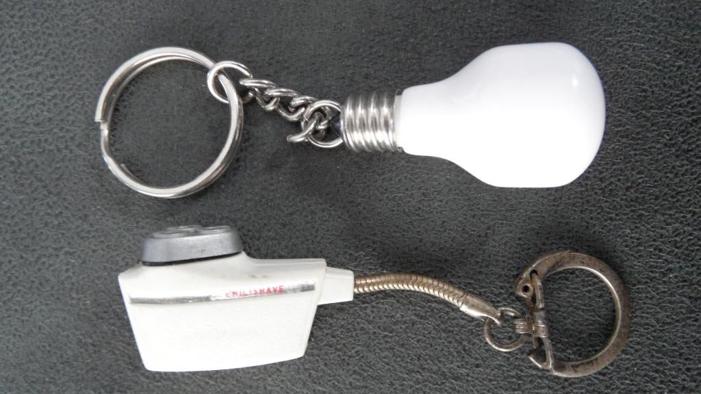 Philips sleutelhangers 2 x. philishave en gloeilamp, Verzamelen, Verzenden, Gebruikt, Merk