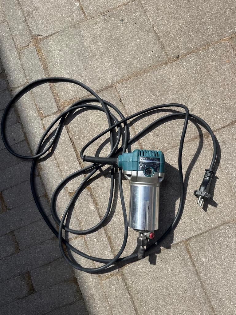 Makita RT0700C bovenfrees - defect, Ophalen of Verzenden, Gebruikt, Elektrisch, Bovenfrees