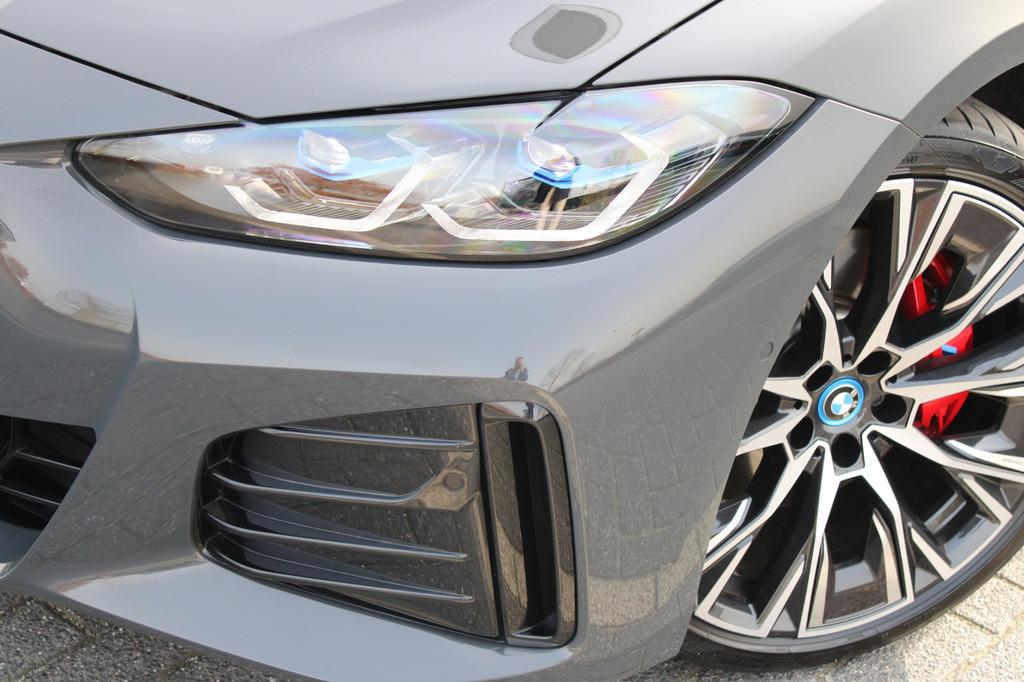 BMW i4 M50 High Executive / Schuif-kanteldak / Trekhaak / La, Auto's, BMW, Gebruikt, Met garantie (alle), Leder, 2190 kg