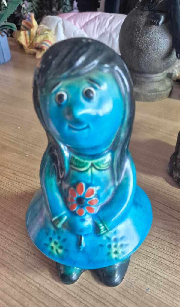 Vintage keramieken beeldje van meisje met bloem van Jema, Ophalen of Verzenden, Gebruikt, Mens