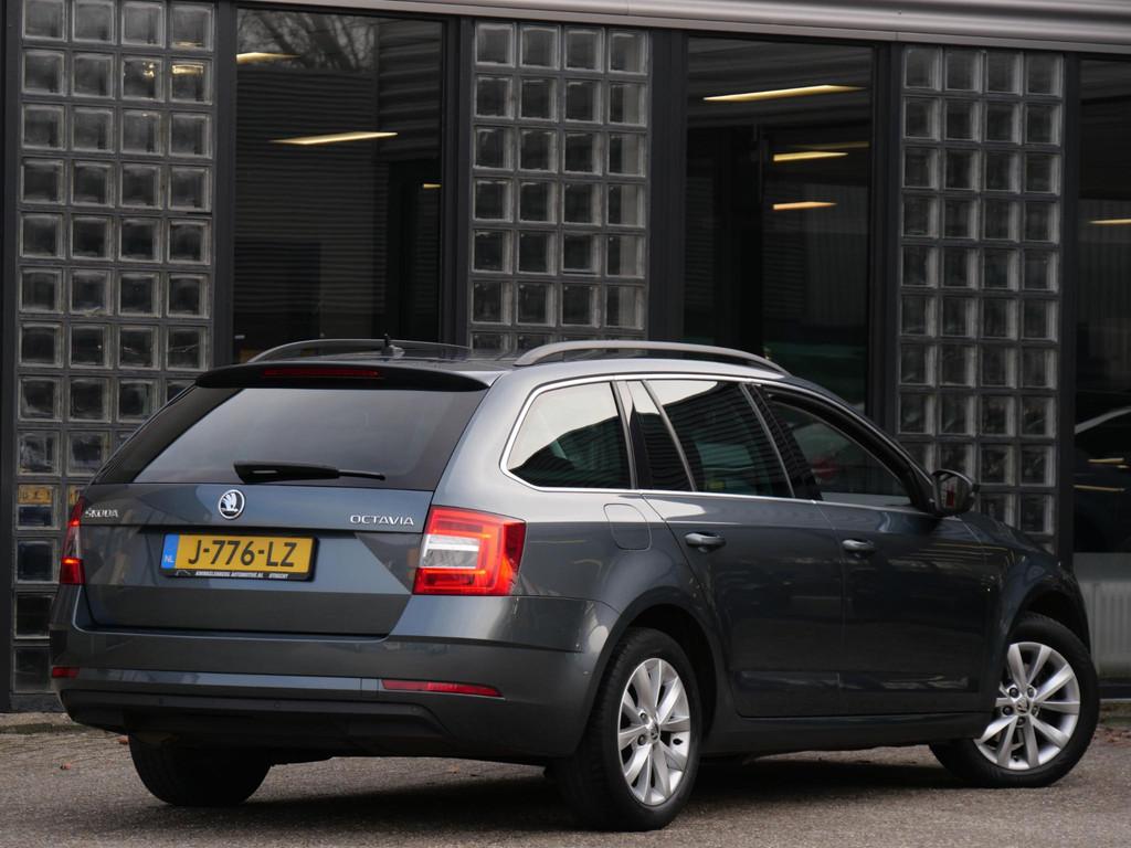 Skoda Octavia COMBI 1.5TSi UPGRADE BUSINESS EDITION, Auto's, Gebruikt, Euro 6, 150 pk, Leder en Stof