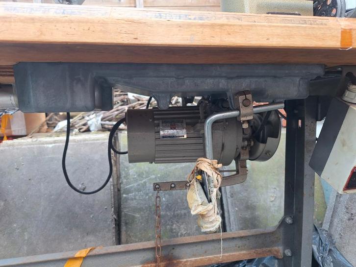 Brother professionele naaimachine met krachtige motor gratis, Hobby en Vrije tijd, Naaimachines en Toebehoren, Gebruikt, Naaimachine