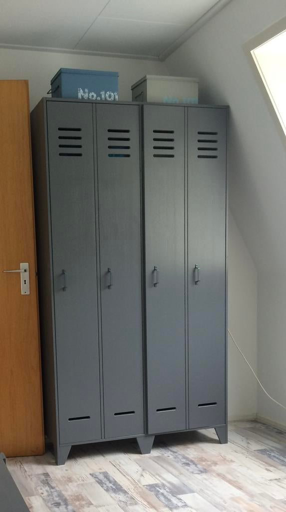 Stoere Woood kledingkast, Ophalen, Zo goed als nieuw