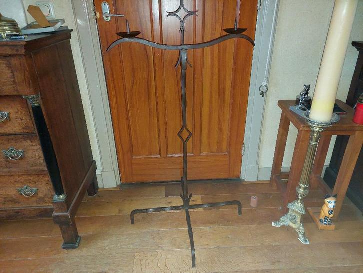 Smeedijzeren kandelaar met twee kaarsen, Antiek en Kunst, Antiek | Kandelaars, Koper of Brons, Ophalen