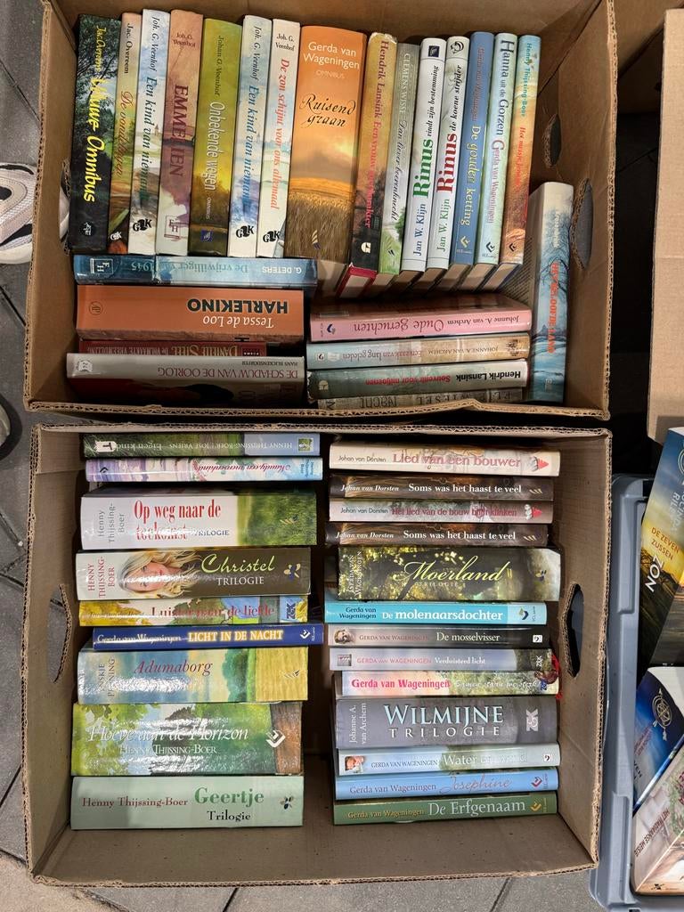 Twee dozen vol streekromans, Ophalen of Verzenden, Gelezen