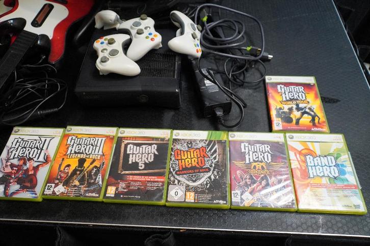 xbox 360 met guitar hero assortiment, Spelcomputers en Games, Spelcomputers | Xbox 360, Gebruikt, 250 GB, 360 S, Met 3 controllers of meer