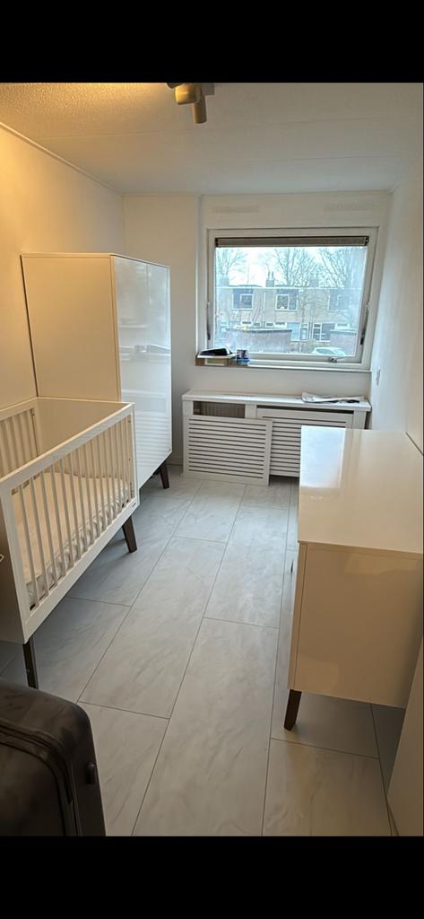 Complete babykamer walnoot hout wit glans 700 e, Kinderen en Baby's, Kinderkamer | Complete kinderkamers, Ophalen of Verzenden