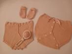 Vintage gebreide roze baby kleertjes met rammelaar jaren 50., Ophalen of Verzenden, Kinderen