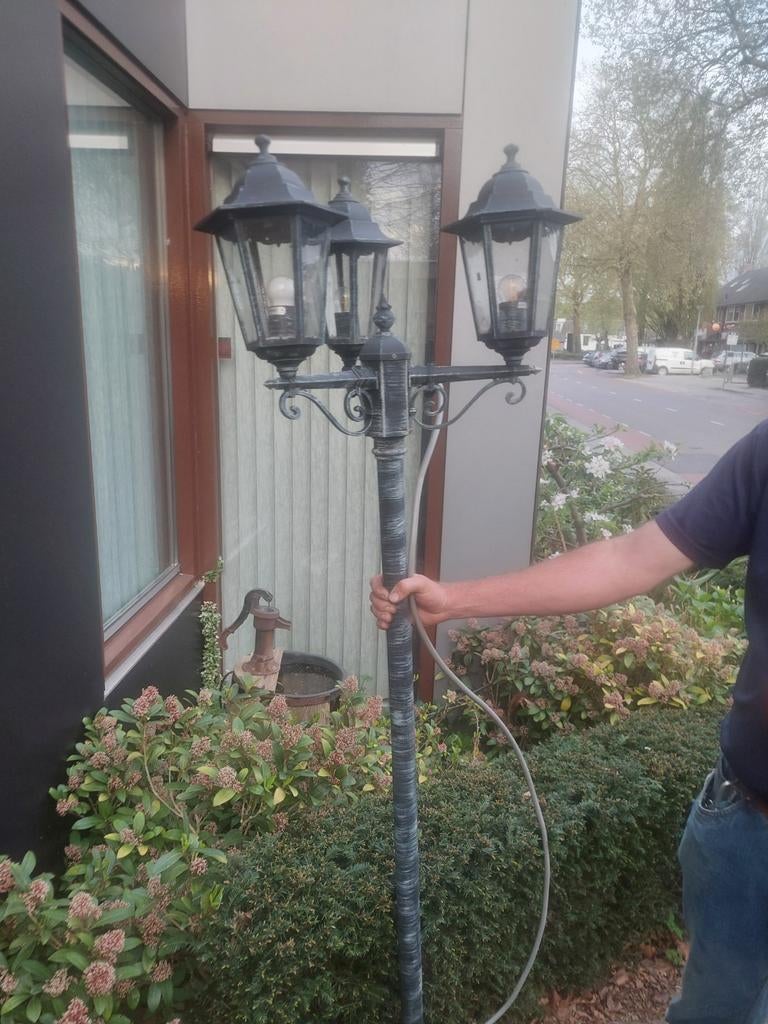 Buitenlamp met drie lantaarns, Tuin en Terras, Buitenverlichting, Gebruikt, Staande lamp, Ophalen of Verzenden, Netvoeding
