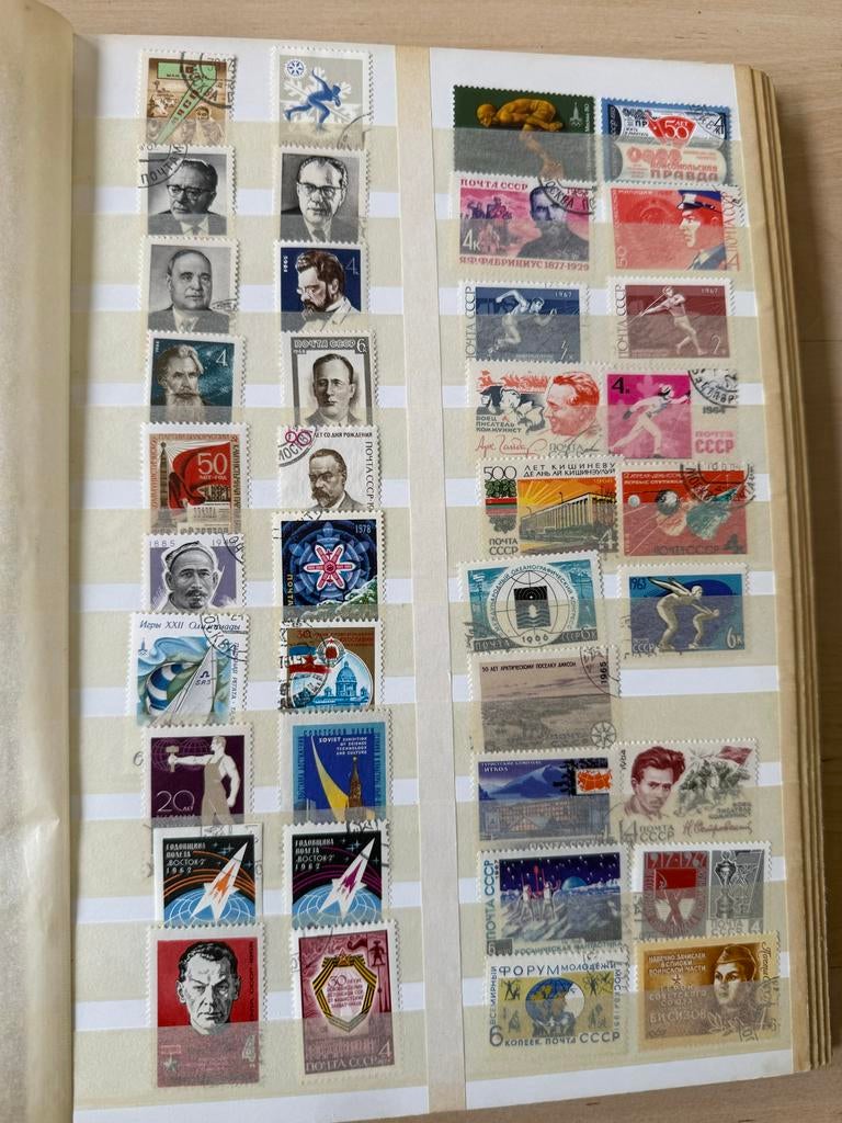 Postzegelalbum met diverse zegels, Postzegels en Munten, Postzegels | Volle albums en Verzamelingen, Ophalen of Verzenden, Nederland en Buitenland