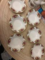 Diepe borden met rozenpatroon en gouden rand royal albert, Gebruikt, Ophalen of Verzenden, Bord(en), Overige stijlen