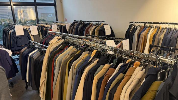 NIEUWE Partij herenkleding +-1200 stuks merk jassen etc!, Kleding | Heren, Jassen | Winter, Nieuw, Overige maten, Overige kleuren