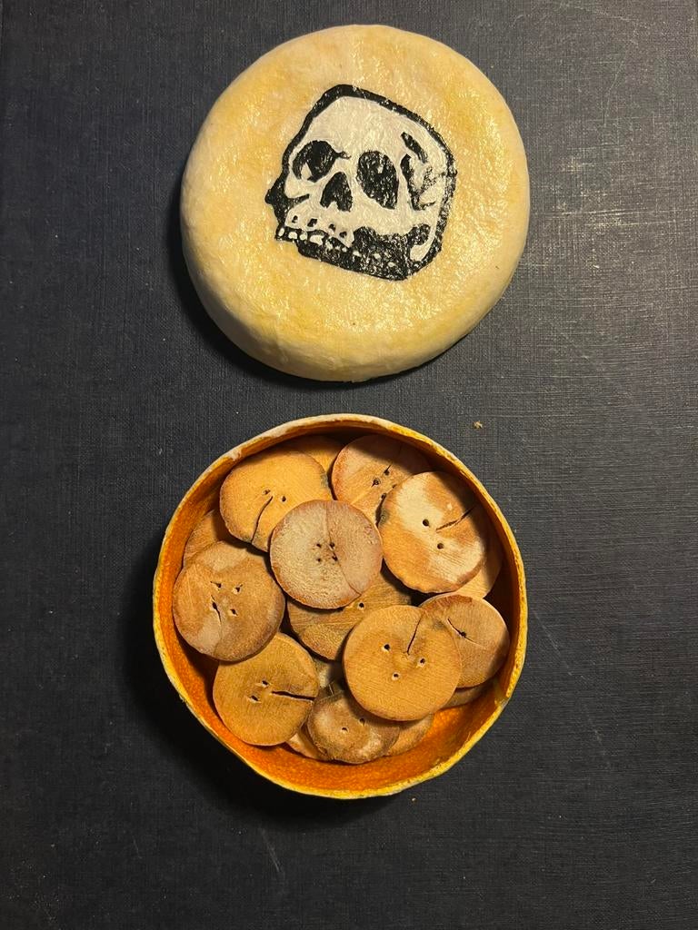 28 handgemaakte knopen in een handgemaakte doos, Ophalen of Verzenden, Nieuw, Dier of Natuur, Button