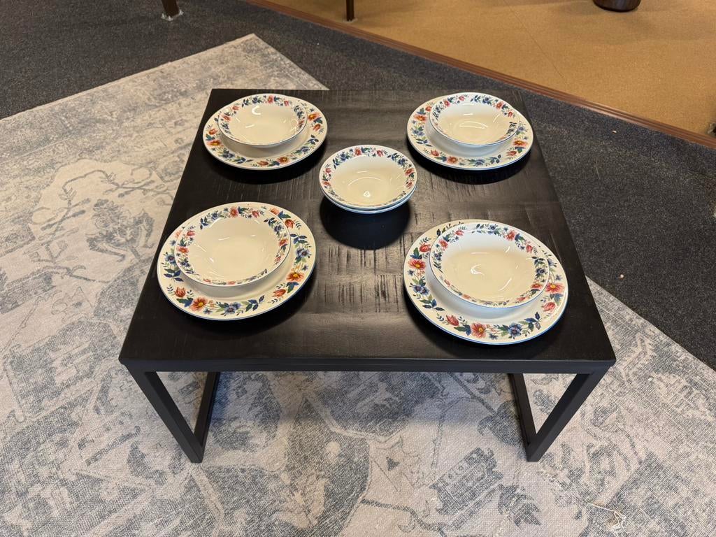 Servies bloemenmotief 6 kommen 4 Borden made in China, Antiek en Kunst, Antiek | Servies compleet, Ophalen