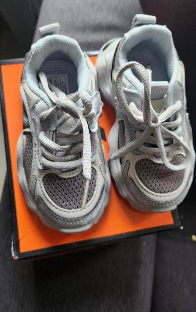 Nieuwe grijze sportschoenen maat 24, Nieuw, Ophalen of Verzenden, Jongen of Meisje, Sportschoenen