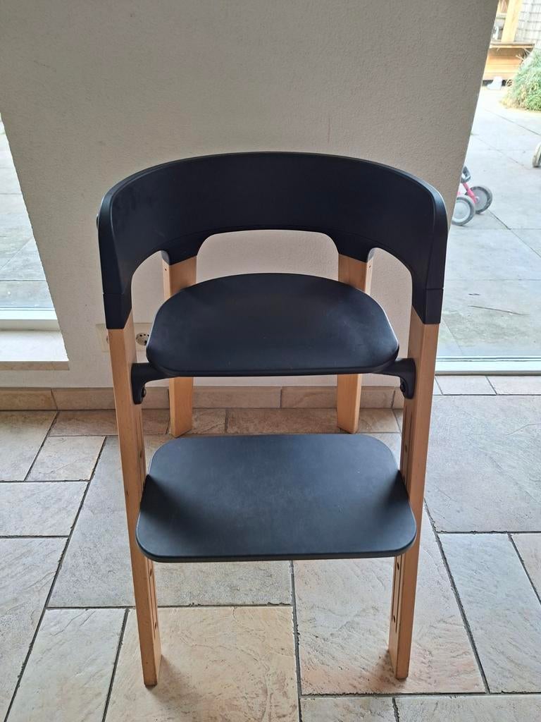 Stokke steps kinderstoel zwart met hout kleurige poten, Kinderen en Baby's, Kinderstoelen, Ophalen, Gebruikt, Meegroeistoel