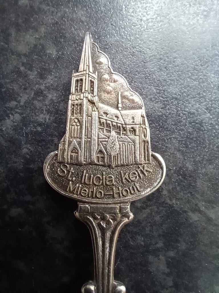 Theelepeltje Mierlo Hout St. Lucia kerk, Ophalen