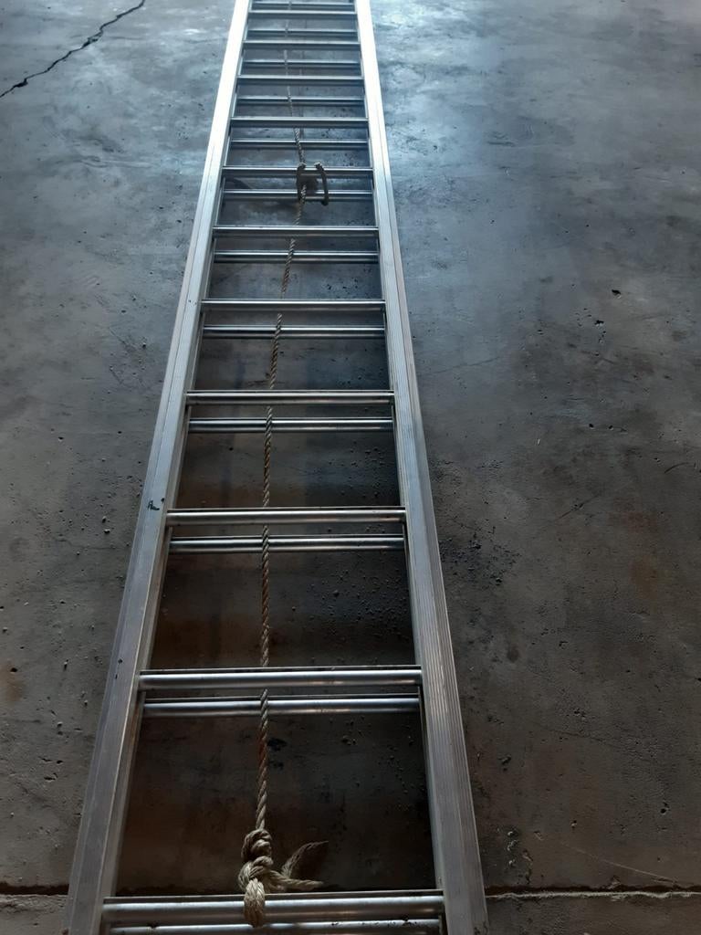 Bijna nieuwe aluminium trek ladder, Doe-het-zelf en Verbouw, Ladders en Trappen, Ophalen of Verzenden, Zo goed als nieuw, 4 meter of meer