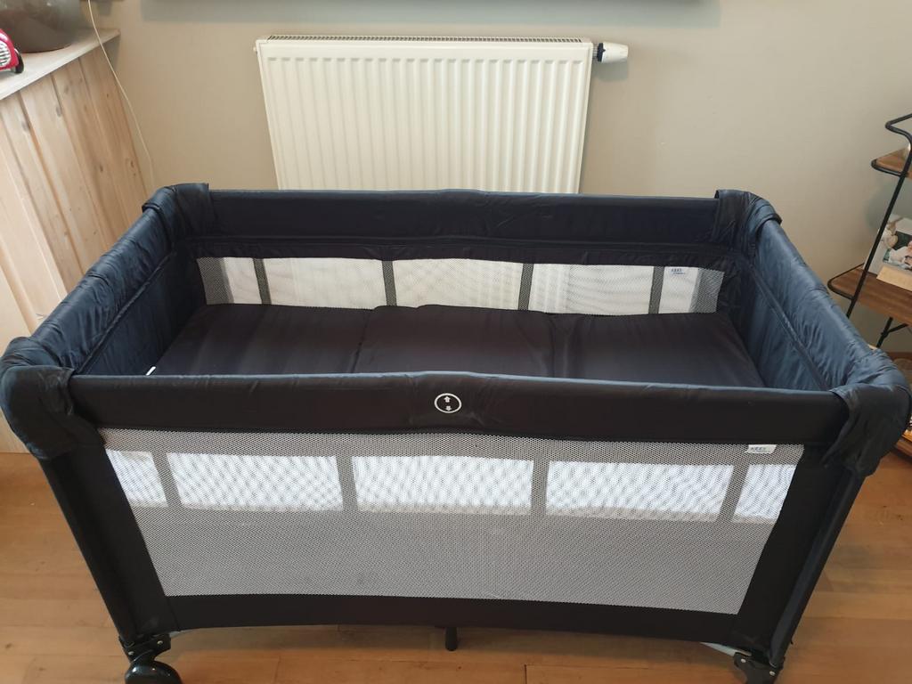 Nette zwarte campingbedje met wieltjes, Kinderen en Baby's, Boxen, Ophalen of Verzenden, Zo goed als nieuw, Rechthoekig, Wieltjes